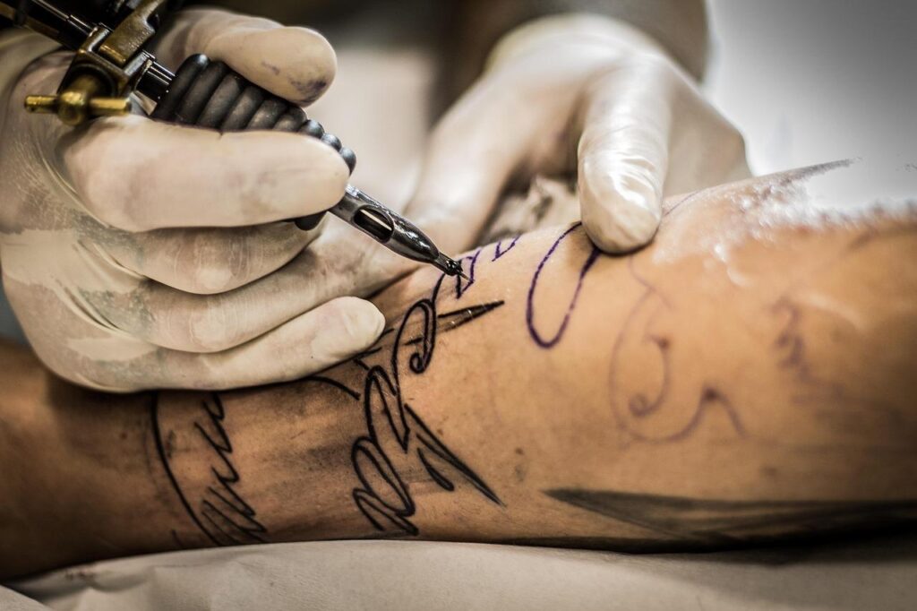 Home Verzorging van tattoo die jeukt: crème aangebracht op genezende tatoeage voor minder itching