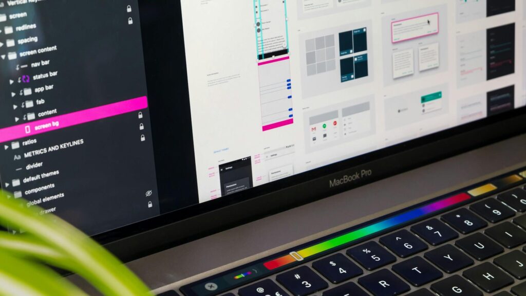 Home Webdesigner aan het werk op een laptop met designsoftware, thuis aan het bureau